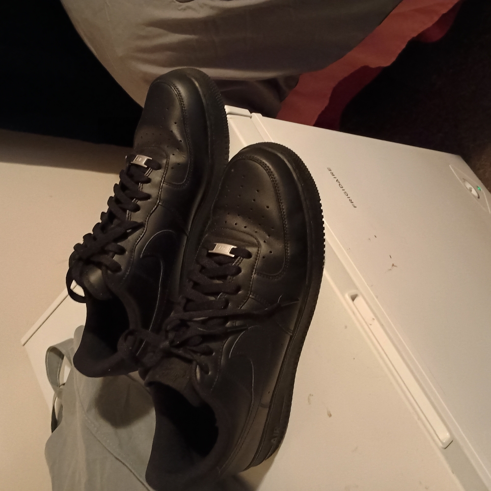Nike Black Low-Top Sneakers with Leather Upper